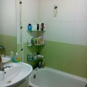 Un baño con bañera blanca, lavabo y bañera. en Чудова квартира біля ТРЦ Лавина, en Sumy