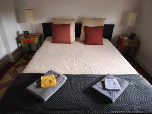 Un dormitorio con una cama con dos toallas encima. en Appartement Mistral vue imprenable, en Carcassonne