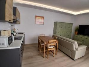 een keuken en woonkamer met een bank en een tafel bij Papaya in Costa Del Silencio