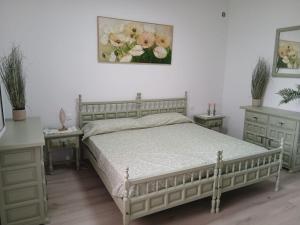 een slaapkamer met een bed met 2 nachtkastjes en 2 tafels bij Papaya in Costa Del Silencio +28 foto's