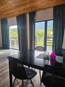 ブランにあるPanoramic Chalet Branのテーブルと椅子と窓のあるダイニングルーム