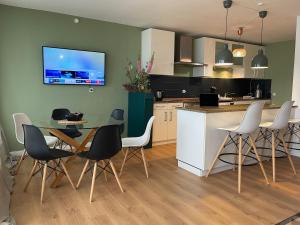 Kuchyň nebo kuchyňský kout v ubytování Skyline City Apartment + 11 fotografií