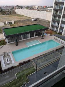 una vista aérea de una piscina en la parte superior de un edificio en Studio Urbanique near JKIA and SGR station, en Nairobi
