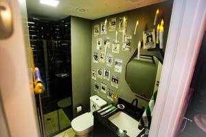 Un baño con inodoro, lavabo y ducha. en Apartamento Temático de Harry Potter, en São Paulo