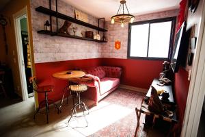 una sala de estar con un sofá y una mesa en Apartamento Temático de Harry Potter, en São Paulo