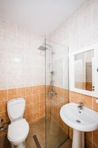 un baño con inodoro y lavabo en Premium Helia Hotel, en Sarandë