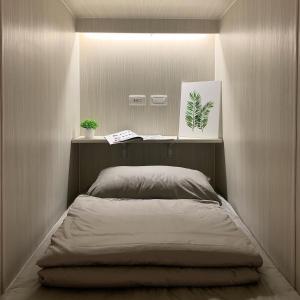 a bed in a room with a mirror at 藍貝島潛水背包旅宿一館 Lambay Island Dive Hostel I in Xiaoliuqiu