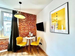 TV/trung tâm giải trí tại Jacuzzi Kraków Loft - Design Apartments