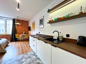 Nhà bếp/bếp nhỏ tại Jacuzzi Kraków Loft - Design Apartments