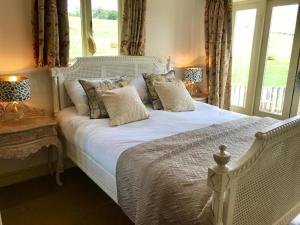 Postel nebo postele na pokoji v ubytování Huckleberry Cottage at Black Horse Beamish