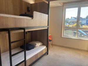 Auberge de Jeunesse Les Francas du Pas-de-Calais - ARRAS في Saint-Laurent-Blangy: غرفة مع سرير بطابقين ونافذة