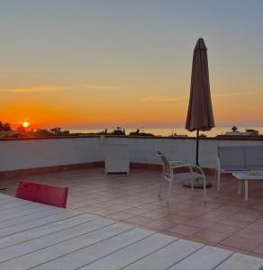 Η ανατολή ή δύση του ηλίου όπως φαίνεται από αυτό το διαμέρισμα ή από εκεί κοντά