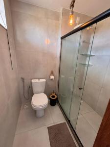 マラウにあるManaí Flatのトイレとシャワー付きのバスルーム