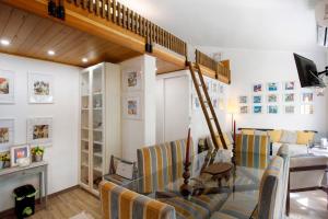 a living room with chairs and a glass table at Casa do Campo Dornes Um in Paio Mendes
