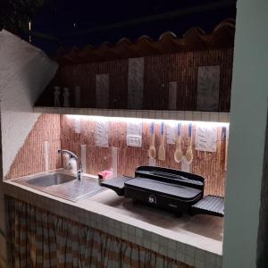 Un modelo de una cocina con parrilla y fregadero. en Lavanda & limone, en Koper 37 fotos más