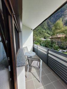 einen Balkon mit einem Tisch und Bergblick in der Unterkunft Apartament Zaharia in Tumpen