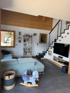 ein Wohnzimmer mit einem Sofa und einem Elefantenspielzeug in der Unterkunft Beautiful chalet with swimming pool & great garden in Samoëns + 8 Fotos