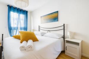 Postel nebo postele na pokoji v ubytování ISEO LAKE 3-Bedroom just 40 meters from the lake and 12 meters from Piazza Garibaldi