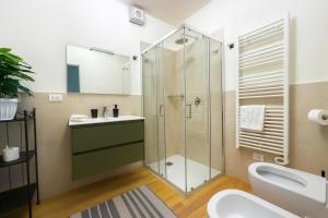 Koupelna v ubytování ISEO LAKE 3-Bedroom just 40 meters from the lake and 12 meters from Piazza Garibaldi