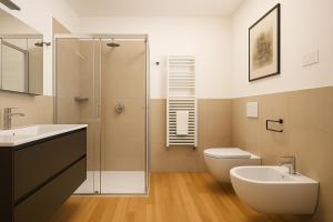 Koupelna v ubytování ISEO LAKE 3-Bedroom just 40 meters from the lake and 12 meters from Piazza Garibaldi