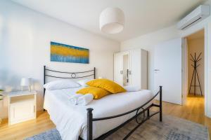 Postel nebo postele na pokoji v ubytování ISEO LAKE 3-Bedroom just 40 meters from the lake and 12 meters from Piazza Garibaldi