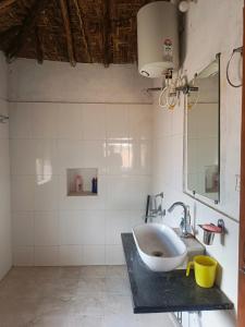 un baño con lavabo y espejo en Stay house, en Bhopal