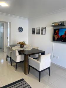 a dining room with a table and chairs at Apto ideal entre Aeroporto, a Praia e o Beto Carrero in Navegantes