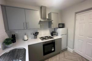 a kitchen with a stove and a refrigerator at Hambledon Apartment - Sleeps 3 - Pet friendly in Blythe