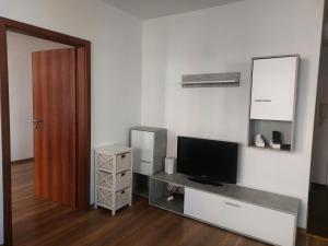 TV/trung tâm giải trí tại Apartment next to new hospital