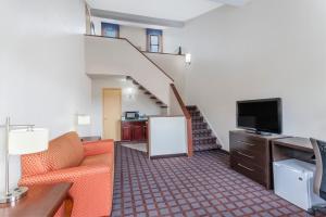 TV a/nebo společenská místnost v ubytování Days Inn by Wyndham Woodbury Long Island + 22 fotografií