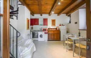 Η κουζίνα ή μικρή κουζίνα στο 1 Bedroom Pet Friendly Home In Ortignano Raggiolo