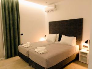 Un dormitorio con una cama con dos toallas encima. en Azure Mirage Home Adults Only Private Seaside Villa w Garden and Parking, en Faliraki