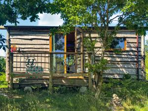 米勒姆Deer Close - Uk45787的一间带有涂鸦门廊的小屋