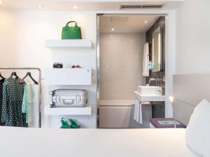 un baño con lavabo y espejo en Novotel Suites Malaga Centro, en Málaga