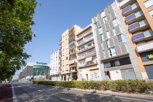 eine leere Straße in einer Stadt mit hohen Gebäuden in der Unterkunft SingularStays Edificio La Pergola in Castellón de la Plana