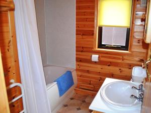 Un baño con lavabo, inodoro y bañera. en Glenmore Lodge, en Keswick 2 fotos más