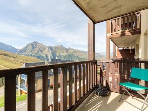 a balcony with a chair and a view of mountains at Charmant Appartement 6 Pers, Pieds des Pistes avec Navette, Parking Gratuit - FR-1-695-35 in Germ +5 photos