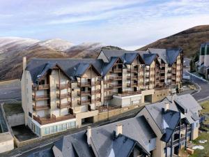 an aerial view of a hotel with mountains in the background at Charmant Appartement 6 Pers, Pieds des Pistes avec Navette, Parking Gratuit - FR-1-695-35 in Germ