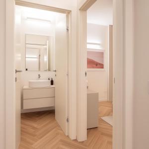 イゼーオにあるISEO LAKE - Free Wi-Fi and Private Parking Includedの洗面台と鏡のある白いバスルーム