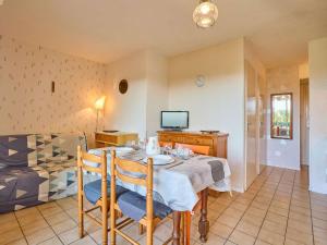a dining room with a table and a bed at T2 lumineux pour 2, animaux admis, parking, WiFi - FR-1-841-47 in Barbotan-les-Thermes
