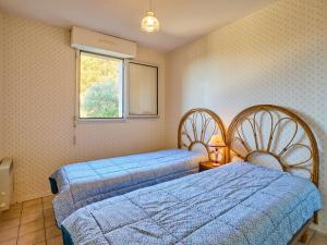 a bedroom with two beds and a window at T2 lumineux pour 2, animaux admis, parking, WiFi - FR-1-841-47 in Barbotan-les-Thermes