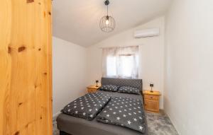a bedroom with a bed with black and white sheets at Gorgeous Apartment In Vir With Wifi in Vir