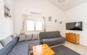 a living room with a couch and a tv at Gorgeous Apartment In Vir With Wifi in Vir