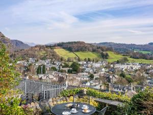 vistas a una ciudad con mesa y sillas en Carrie's Gate, en Coniston