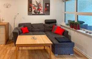 Ruang duduk di Lovely Home In Haderslev With Wifi
