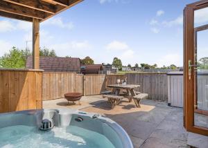 una vasca idromassaggio su un patio con un tavolo da picnic di South View Retreat a Carlton