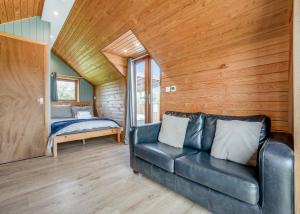 un soggiorno con un divano e un letto di South View Retreat a Carlton