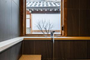 ソウルにあるLuxury Hanok The Bukchon Nobleの洗面台と窓のあるバスルーム