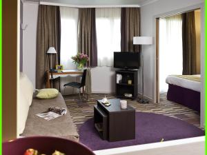 Televiisor ja/või meelelahutuskeskus majutusasutuses Aparthotel Adagio La Défense Le Parc +54 fotot