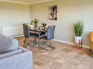 ein Esszimmer mit Tisch und Stühlen in der Unterkunft Sunrise Beach in Scratby